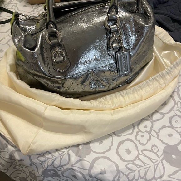 Coach purse  and matching wrislet used like new without tags no defects - Picture 10 of 11